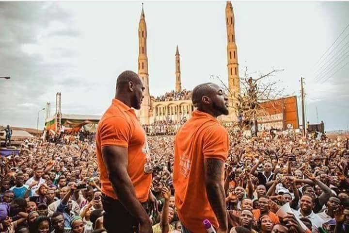 Fan ‘goes gaga’ on stage as Davido gifts her N2m, sneakers