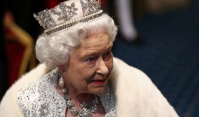 “We will succeed” in coronavirus fight, Queen tells UK