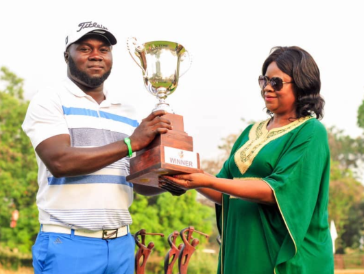 Winner Tour Championship Sunday Olapade receiving the trophy from Nigerian Justice Monica Mensah.