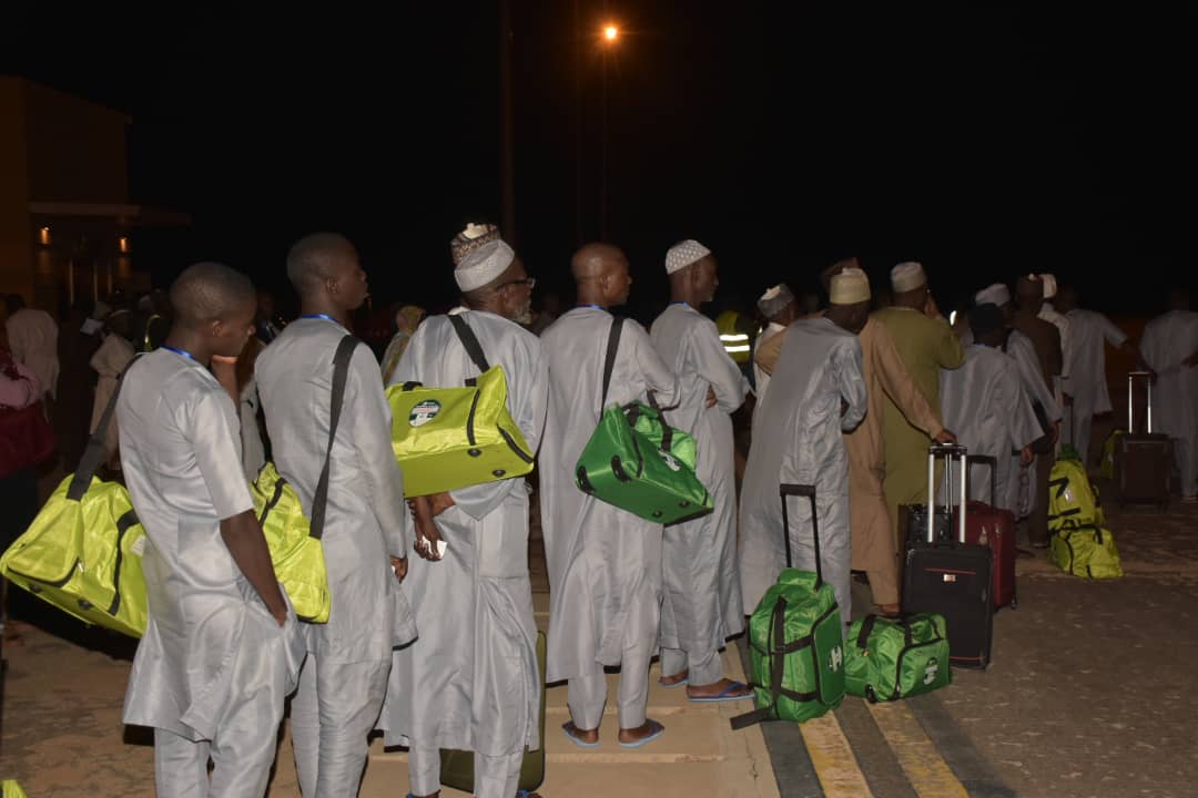 The last batch of Bauchi state pilgrims boarding an aircraft to Saudi Arabia.