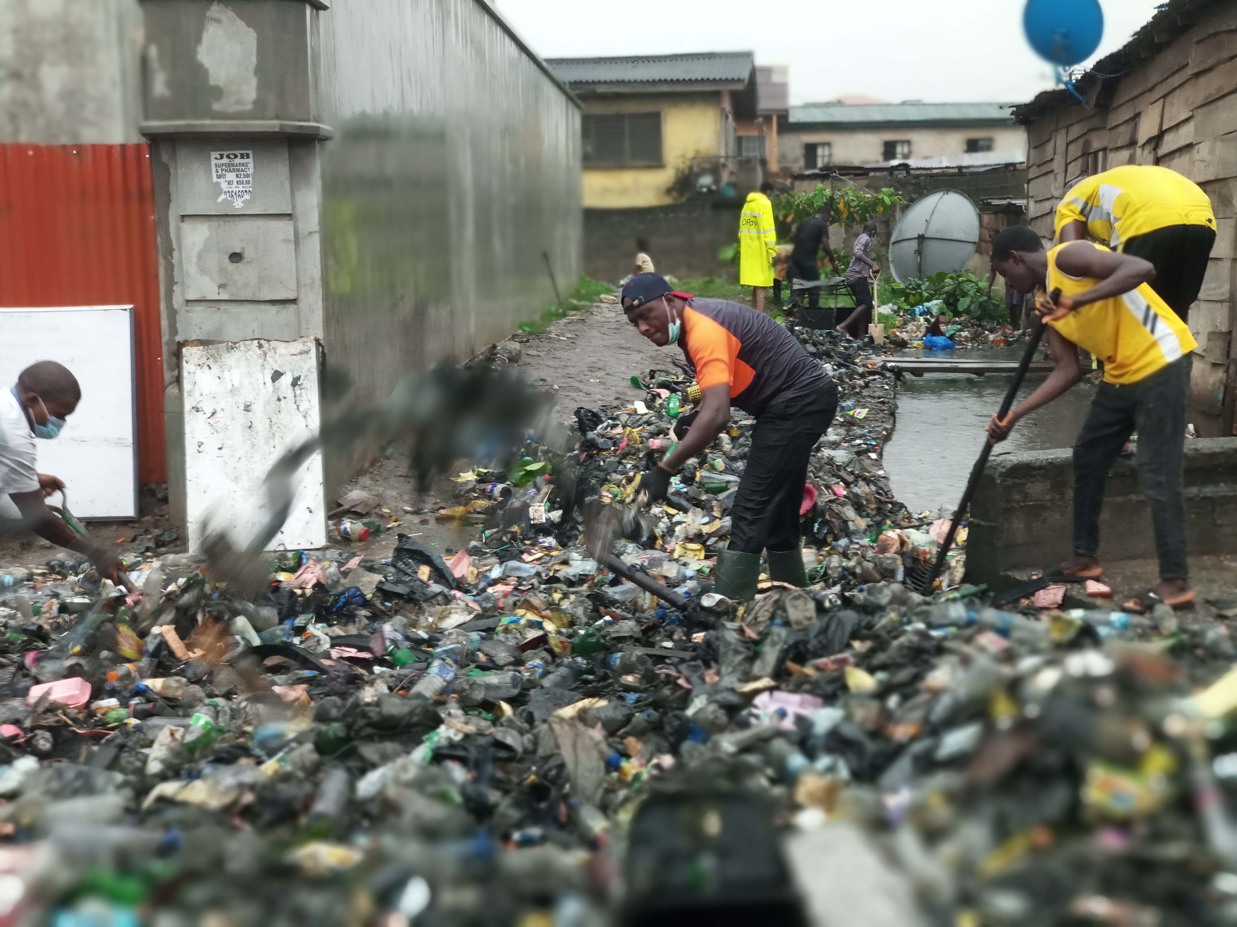 PHOTOS: Northern youth clean Agege refuse overflowing gutters to mark Independence