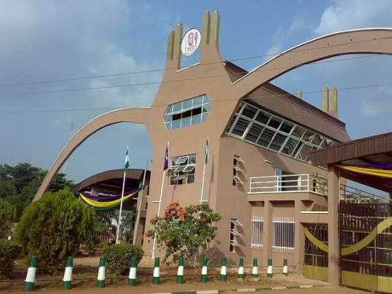 ASUU Strike: Gridlock As UNIBEN Students Barricade Benin-Lagos Road 