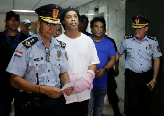 Ronaldinho handcuffed alongside his brother, Roberto in Paraguay