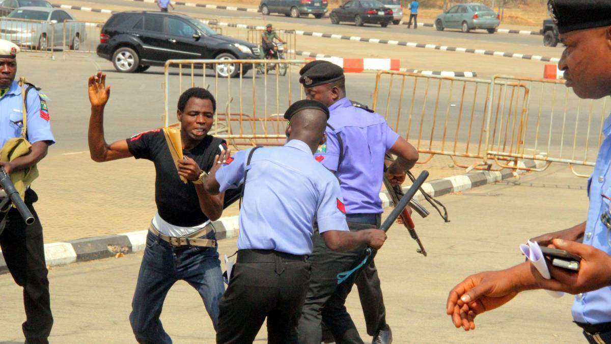 8 injured as police disperse Shiite protesters in Abuja