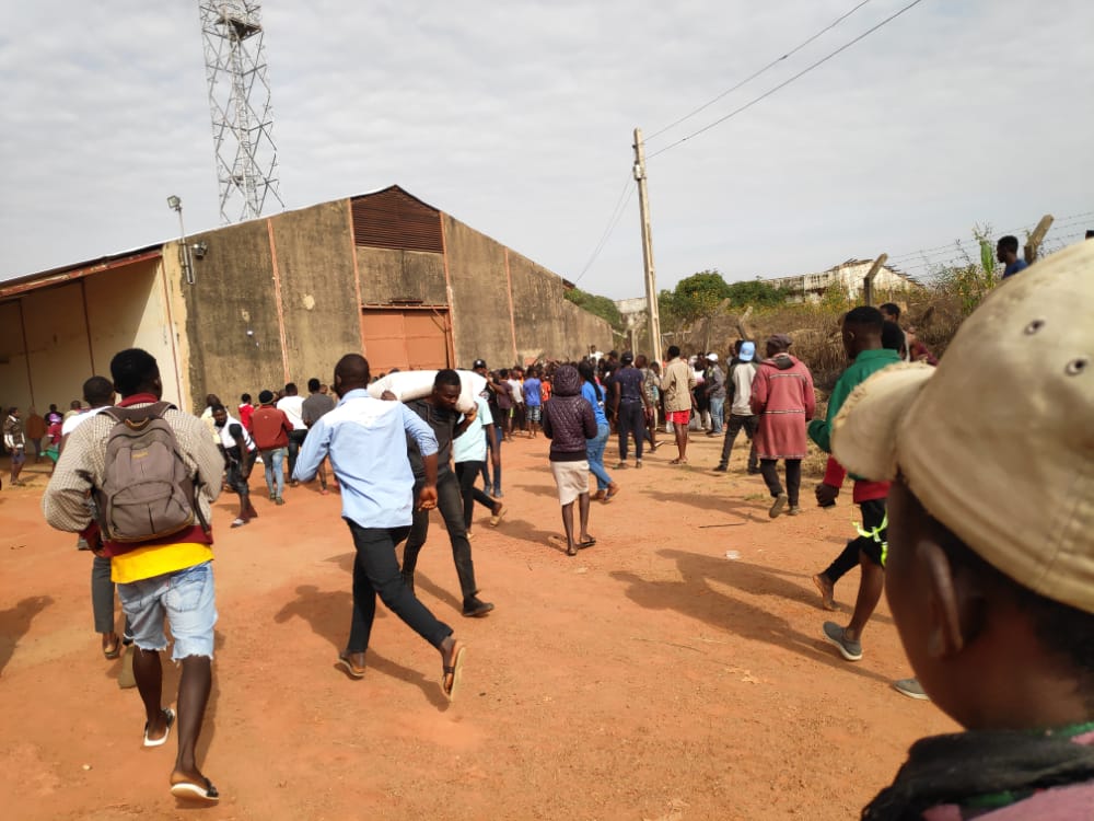 Youths storm Plateau warehouse, cart away stock