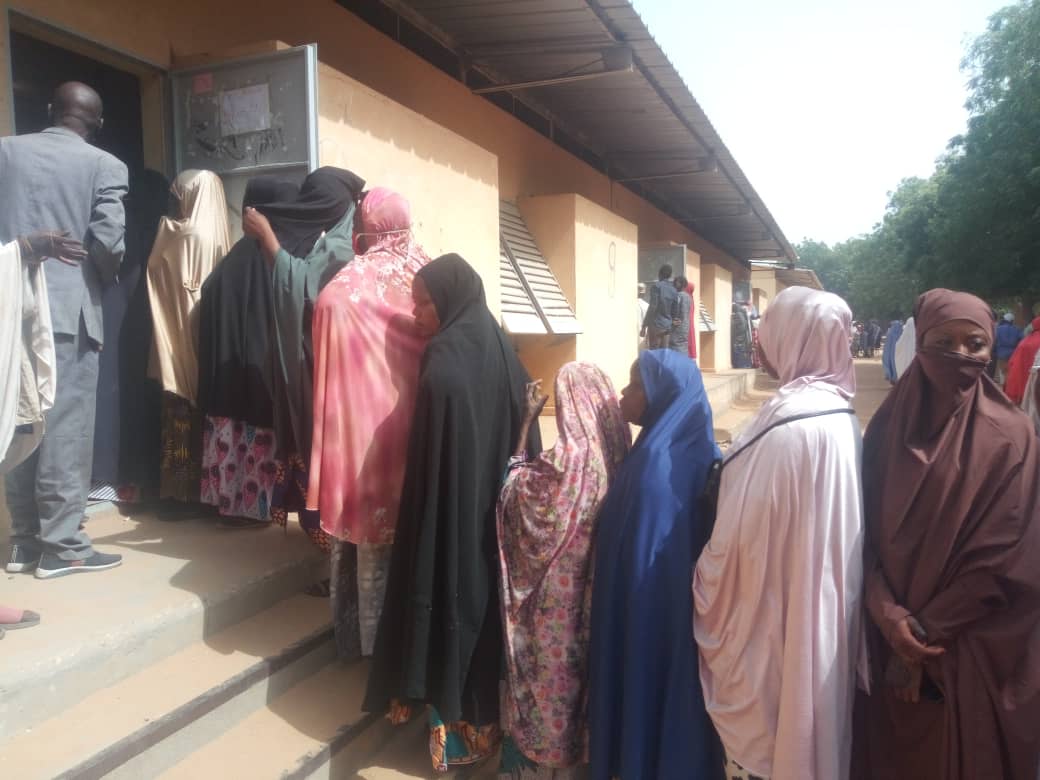 Kebbi supplementary poll: Party agents distribute clothes, cash to voters