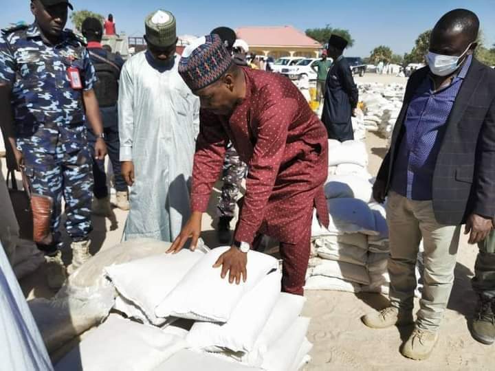 Gov Zulum distributes foodstuff to 10,000 displaced families in Borno