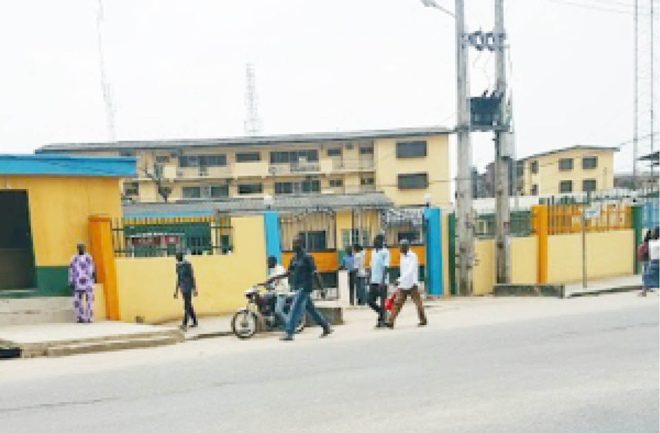 Gunmen attack Imo Police Station, Kidnap officer