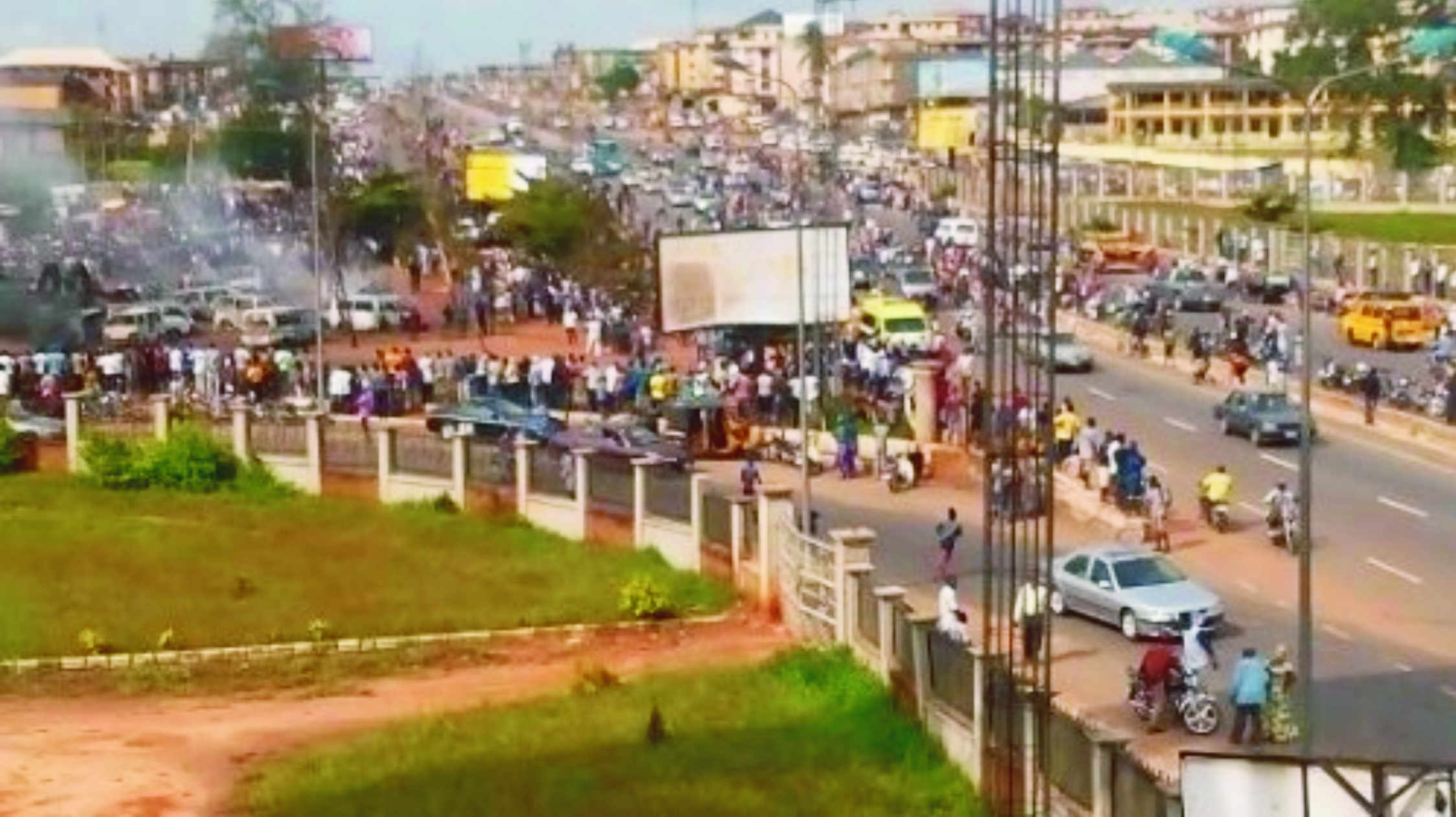 Tipper drivers block major Onitsha road to protest accidental death