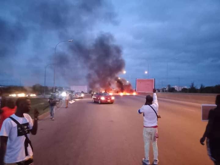 ‘Buhari Must Go’ protesters set bonfires on Abuja Airport road