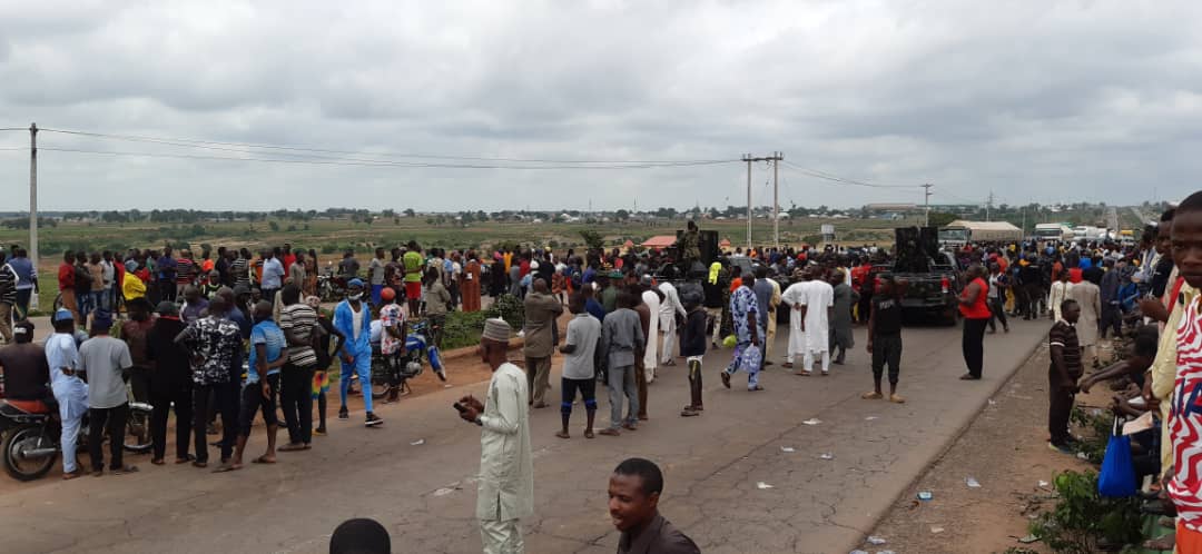 Many trapped as angry villagers block Abuja-Kaduna highway over attacks