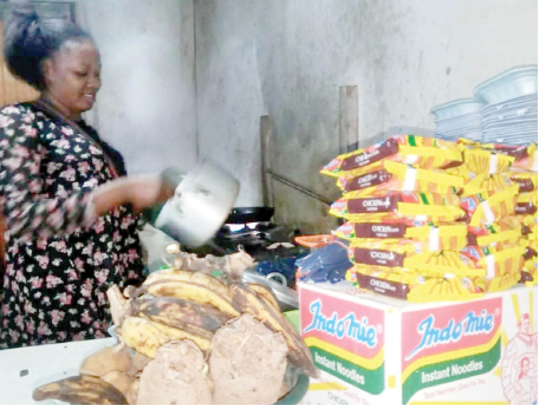 The untold struggles of Abuja female food vendors who sell at night