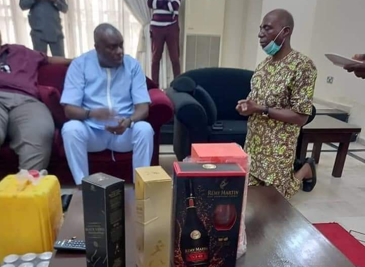 PHOTO: Serving senator spotted kneeling before Ibori