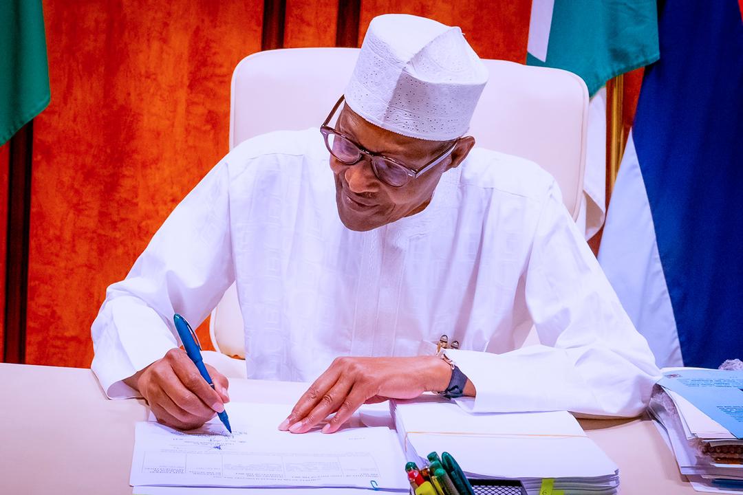 COVID-19: Aides, workers at risk as Buhari flouts isolation guidelines