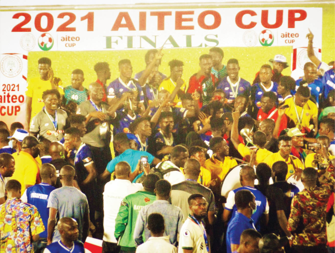 Players and officials of Bayelsa United celebrating Aiteo Cup victory over Nasarawa United yesterday in Benin City