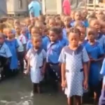 Pupils holding assembly in dirty waters