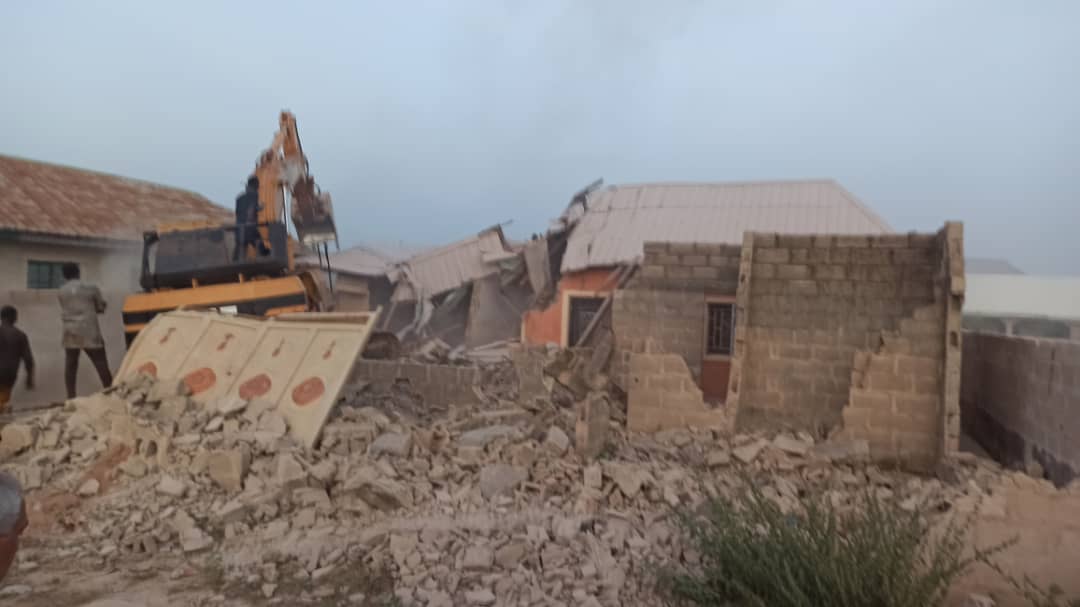 Niger gov’t demolishes houses belonging to kidnapper in Minna