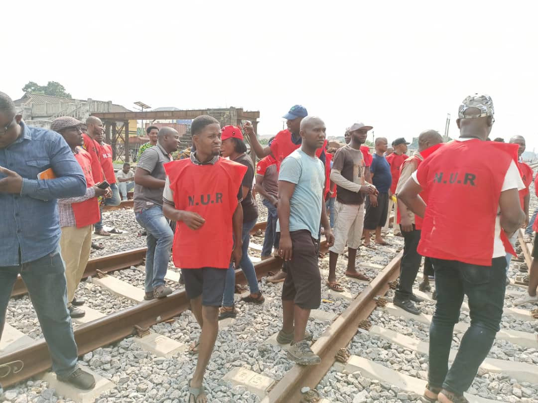 Railway workers suspend warning strike