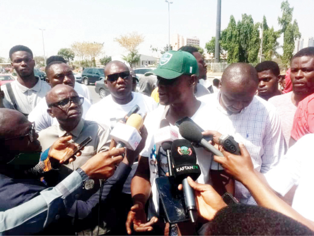 Former players’ representative on the board of the NBBF, Ejike Ugboaja addressing the press during yesterday’s protest in Abuja