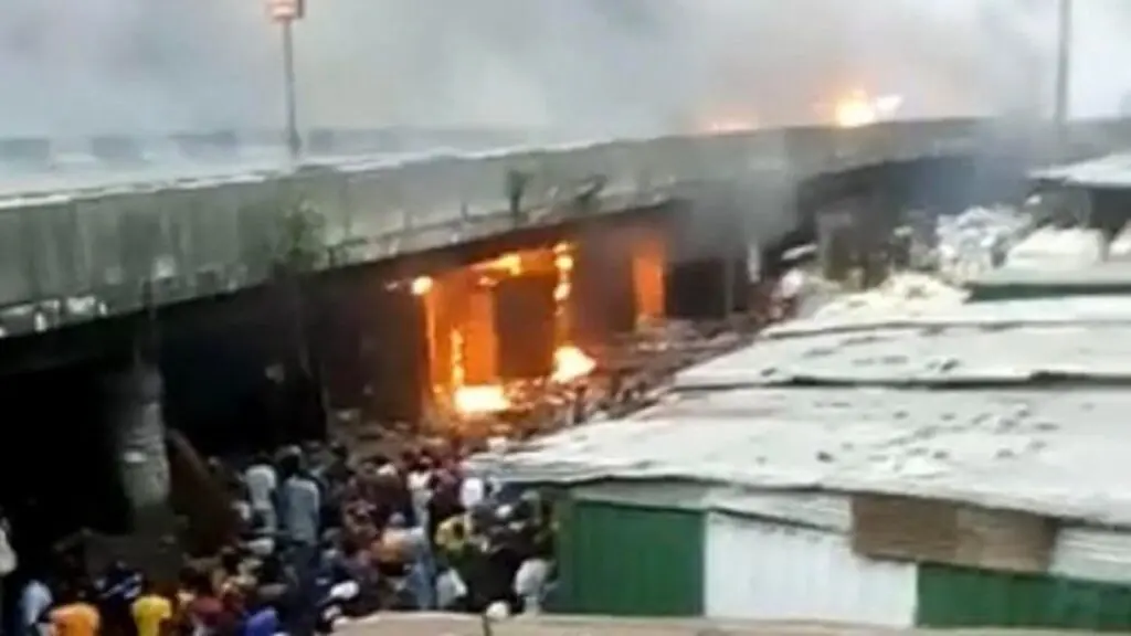 Apongbon fire: Eko Bridge remains shut, says FG