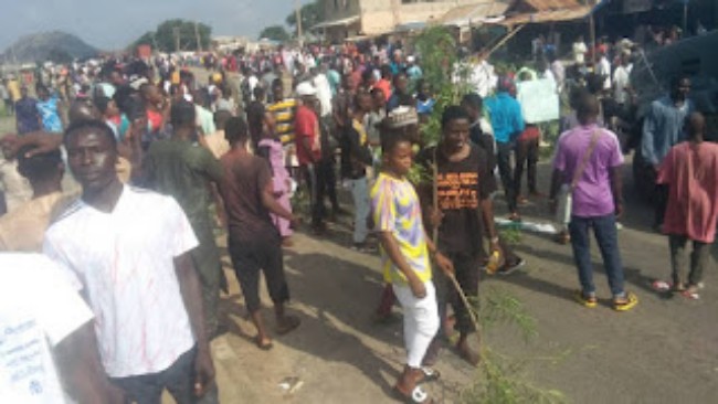 Protesting students block Bauchi-Jos Highway as lecturers begin strike