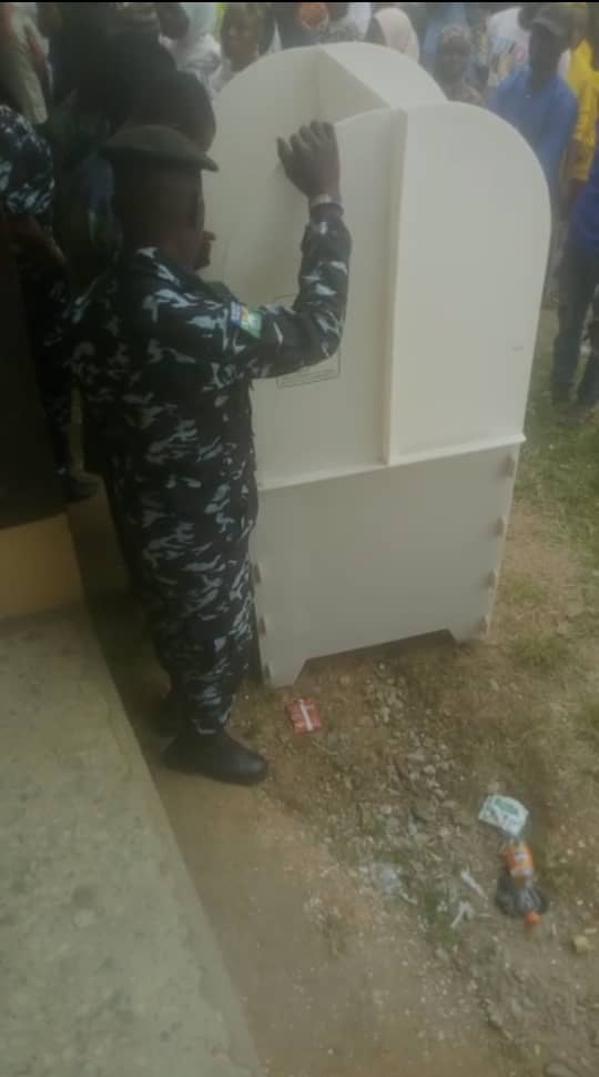 OsunDecides: Policeman caught telling voter how to cast ballot