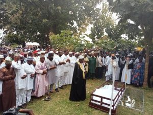 Chief Imam of Ila-Orangun, Dr Abdulhammed Salahudeen, leading prayers for late Tafa Balogun