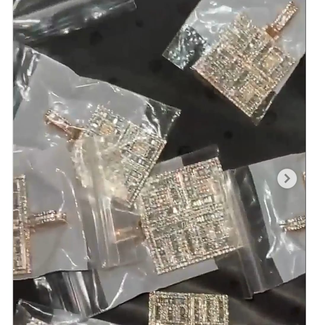 Davido buys multimillion naira pendants for crew members