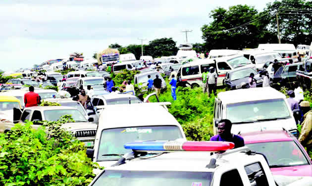 Gridlock: Travelers stranded along Kaduna-Abuja Highway for 48 hours 