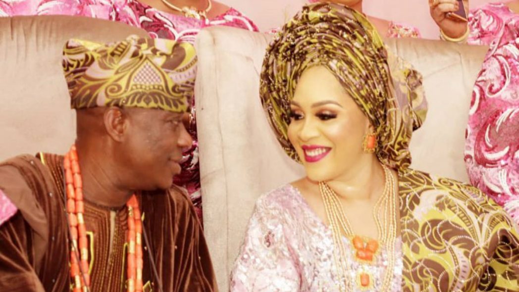 KWAM 1 gifts wife diamond ring as wedding anniversary present