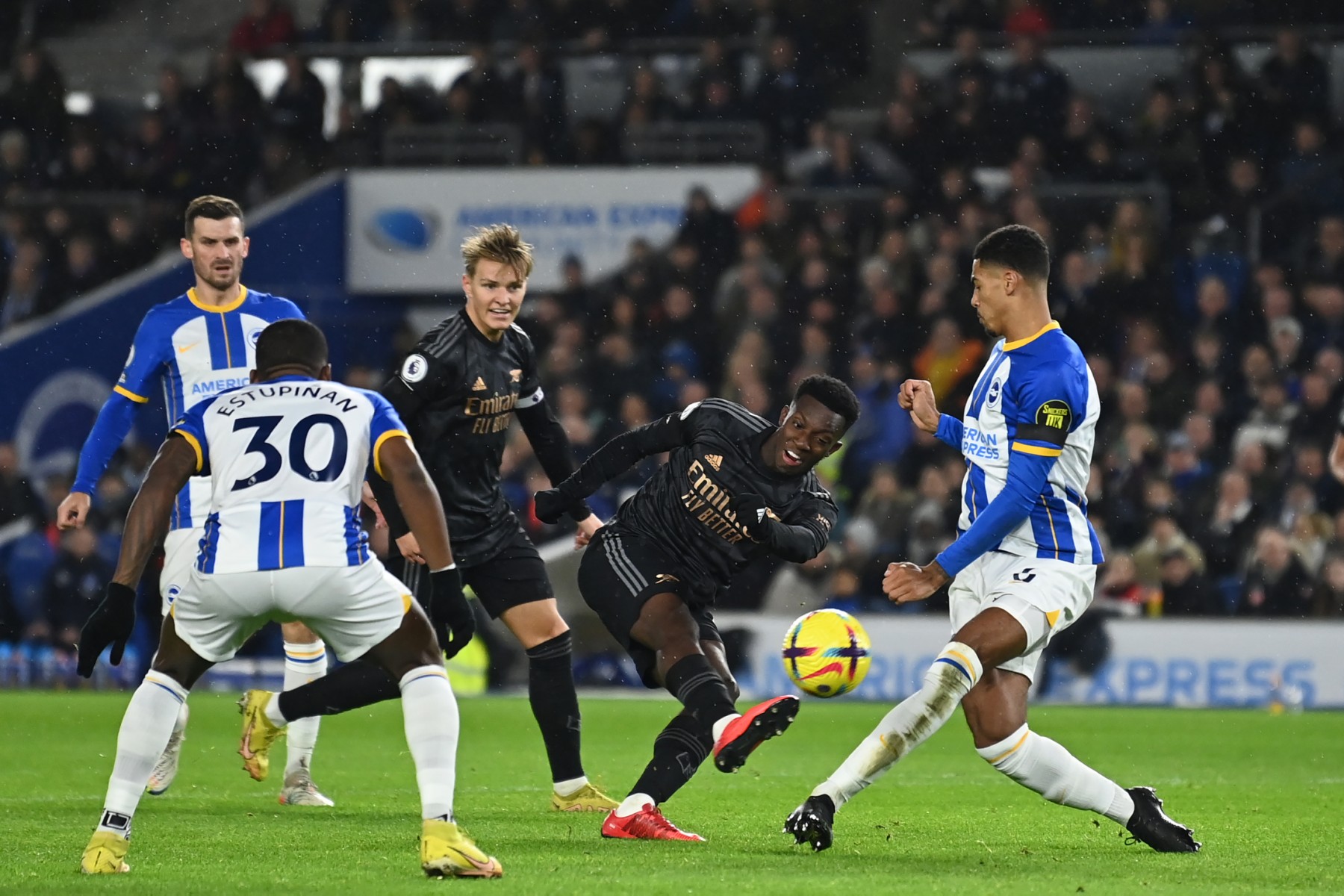Arsenal's English striker Eddie Nketiah (C) has an unsuccessful shot during the English Premier League football match between Brighton and Hove Albion and Arsenal at the American Express Community Stadium in Brighton, southern England on December 31, 2022. (Photo by Glyn KIRK / AFP)