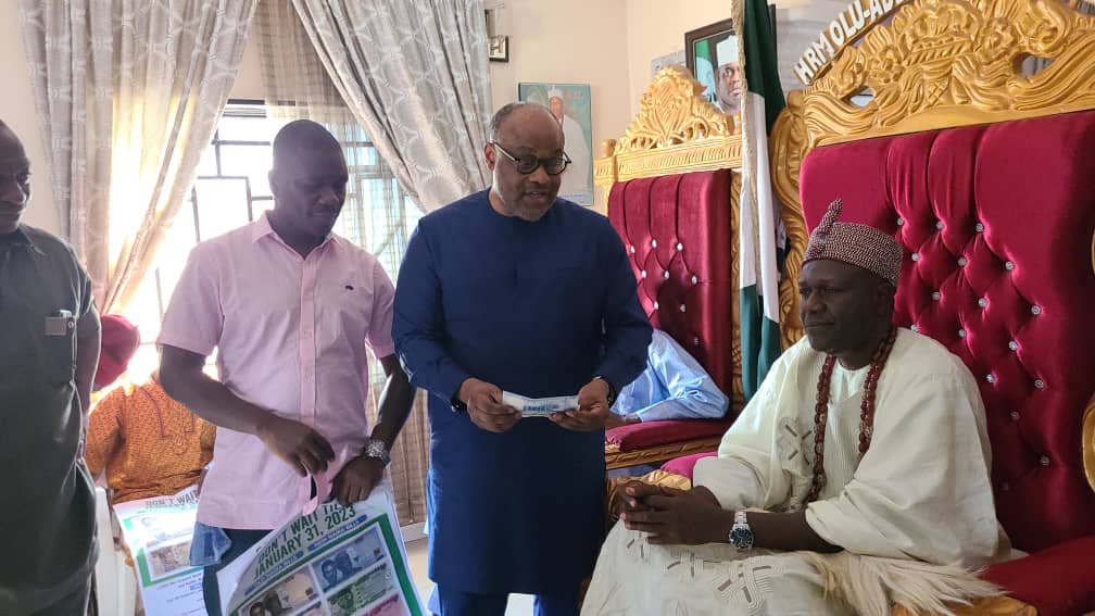 Mr Clement Buari, Director Strategy Management Department, Central Bank of Nigeria (2nd right) at the palace of the Elulu of Mopa, Oba Julius Olufunsho Joledo on Saturday in Mopa, Kogi State