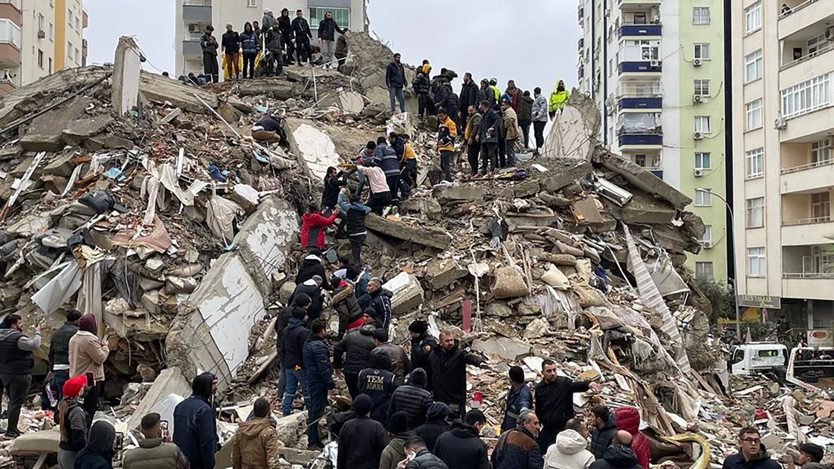 Turkey-Syria quake death toll passes 7,800