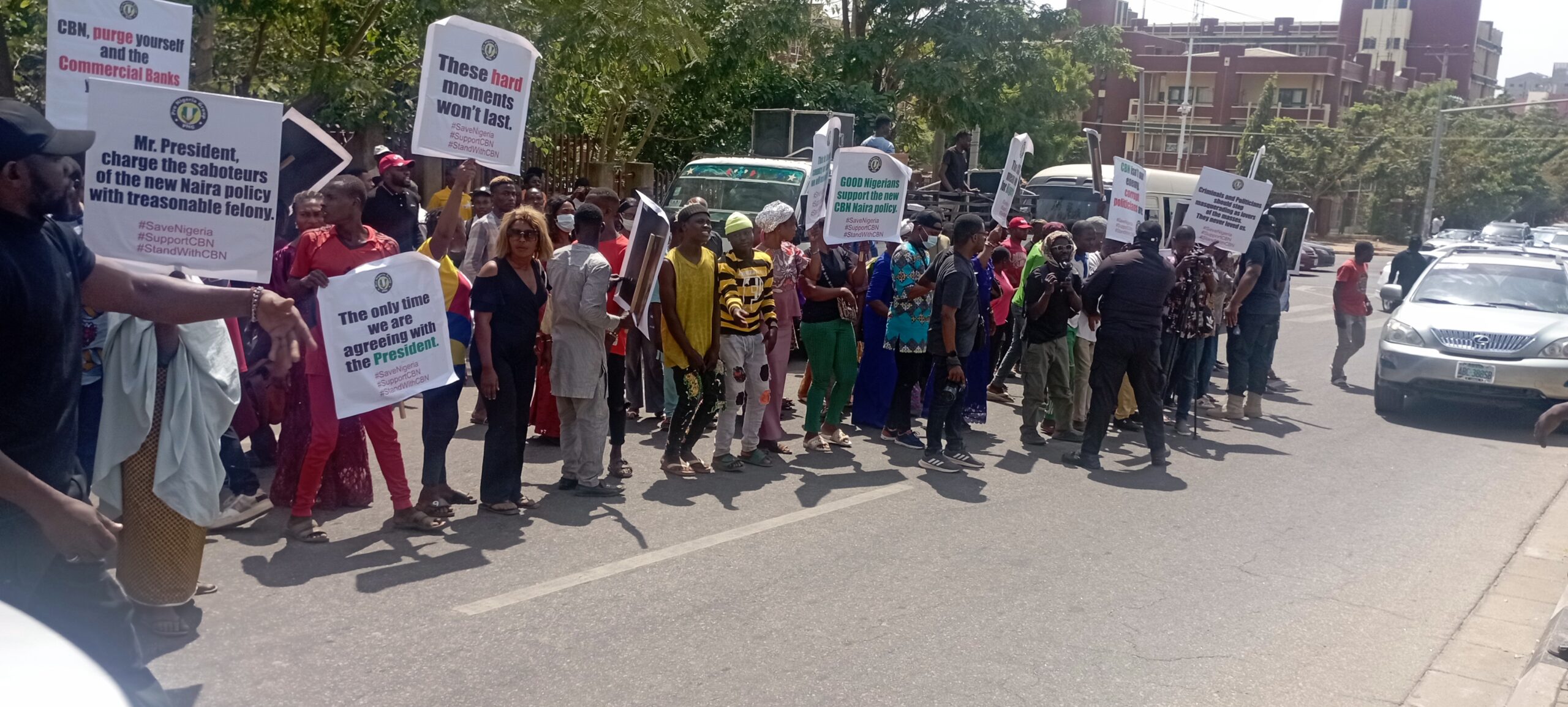 Protesters in Abuja, back CBN Naira Redesign Policy