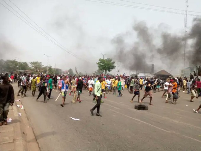 Naira scarcity: Protesters block Ore-Benin expressway