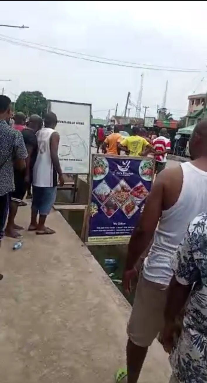 Gunmen storm polling unit in Lagos, snatch ballot boxes