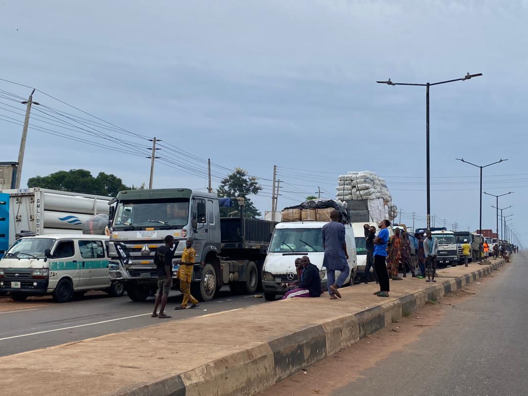 Polls: Motorists stranded as soldiers block Abeokuta-Sagamu expressway