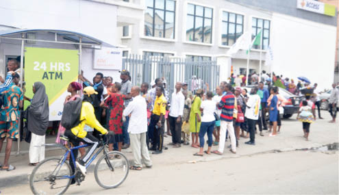 Queues persist as Nigerians hoard naira notes