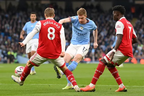 Rampant Man City crush Arsenal with De Bruyne double