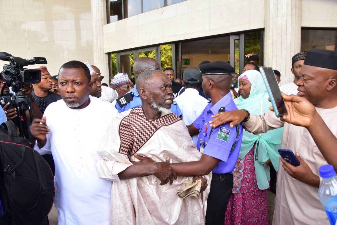 Ole, Ole ?thief, thief? - Factional leader of Labour Party, Lamidi Apapa booed and mocked at the Presidential Election Petition Court in Abuja (video)