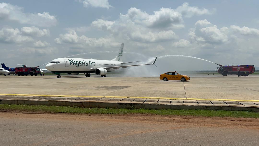 Nigeria Air airplane lands in Abuja (video)