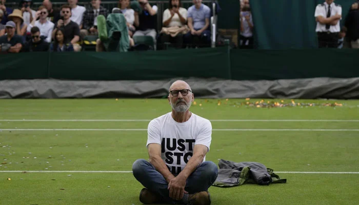 Climate protesters disrupt Wimbledon match