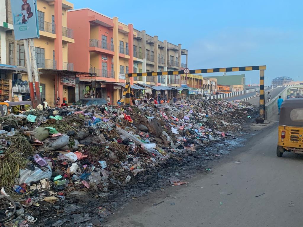 PHOTOS: Waste takes over major Kano road