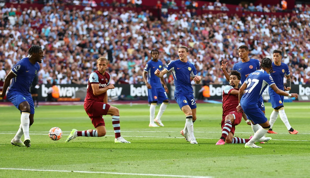 10-man West Ham sink Chelsea