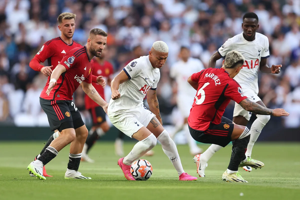 Premier League: Tottenham stun toothless Manchester United