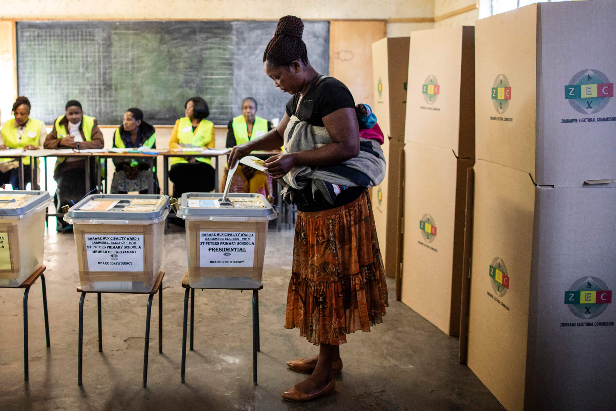 Zimbabweans vote in tense poll