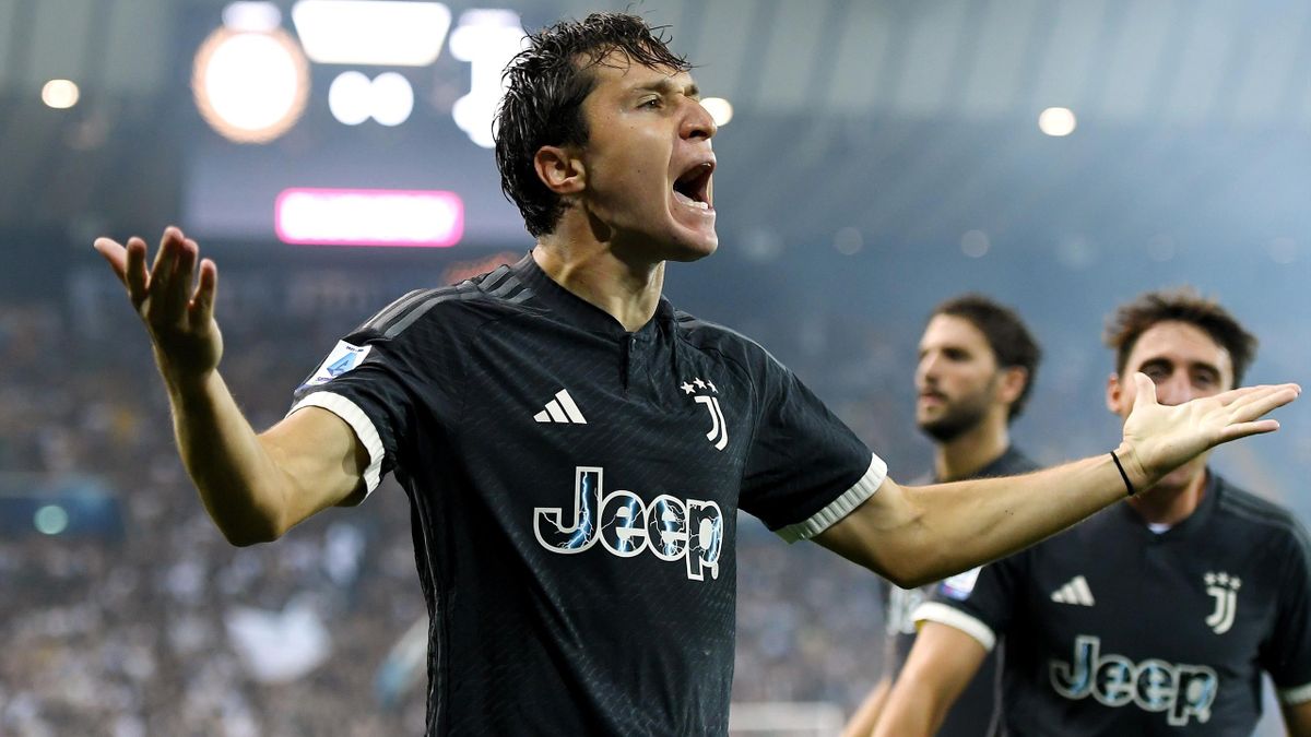 Vlahovic double fires Juventus top of Serie A