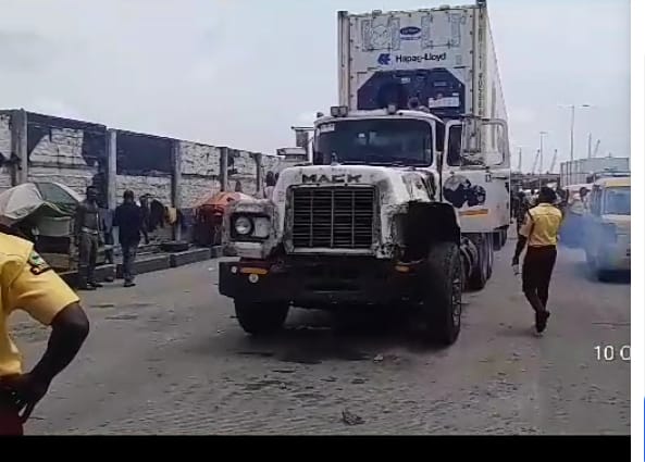 Apapa gridlock: Task force begins clearance of vehicles abandoned on roads