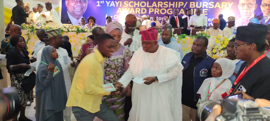 Ogun Senator awards scholarship, bursary to indigent students