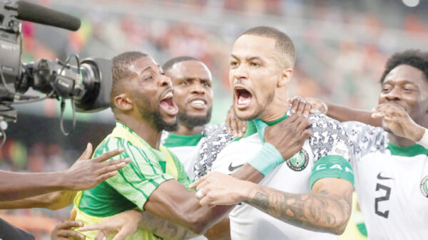 william troost ekong celebrates with teammates after firing in the penalty against elephants of cote d’ivoire